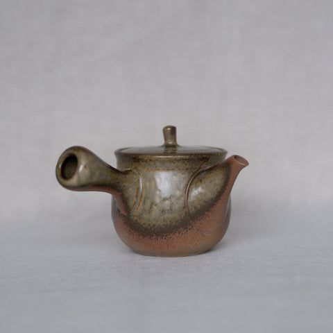 Handmade Japanese teapot. Made in Tokoname, Japan - Isshin 340 mL.