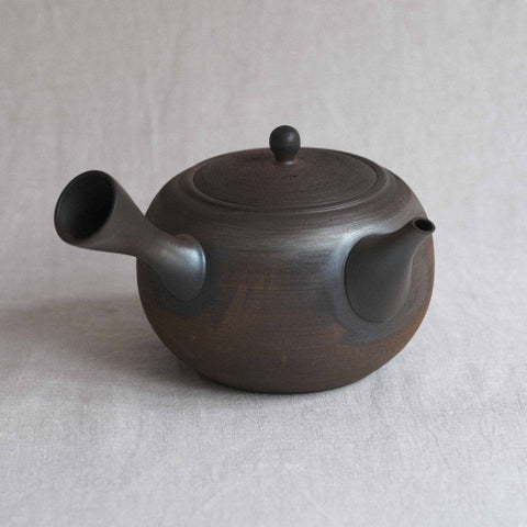 Handmade Japanese teapot. Made in Tokoname, Japan - Gyokko 900 mL