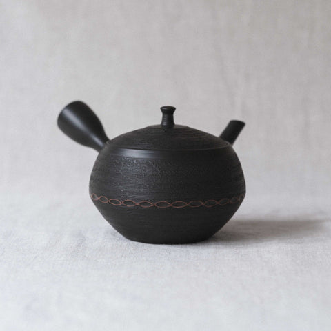 Handmade Japanese teapot. Made in Tokoname, Japan - Hokuryu 350 mL.