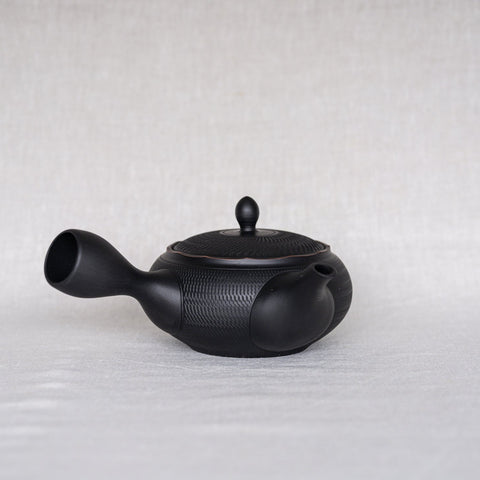 Handmade Japanese teapot. Made in Tokoname, Japan - Horyu 320 mL.