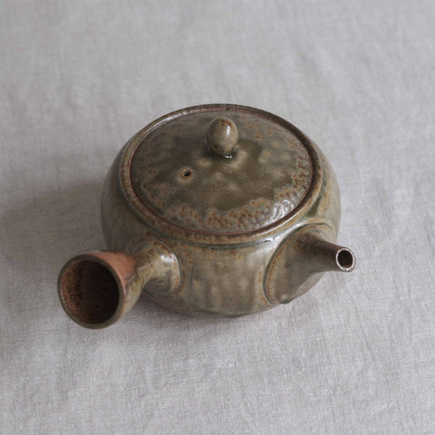 Handmade Japanese teapot. Made in Tokoname, Japan - Isshin 380 mL.