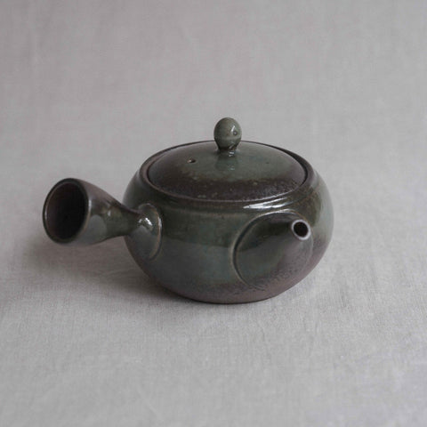 Handmade Japanese teapot. Made in Tokoname, Japan - Isshin 380 mL.