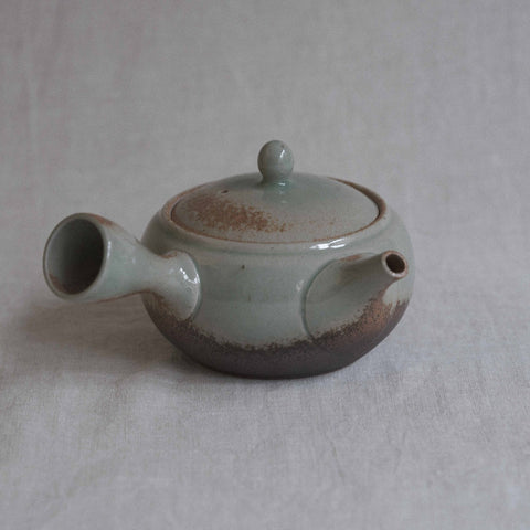 Handmade Japanese teapot. Made in Tokoname, Japan - Isshin 360 mL.