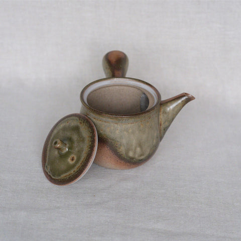 Handmade Japanese teapot. Made in Tokoname, Japan - Isshin 340 mL.