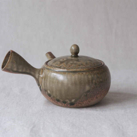 Handmade Japanese teapot. Made in Tokoname, Japan - Isshin 380 mL.