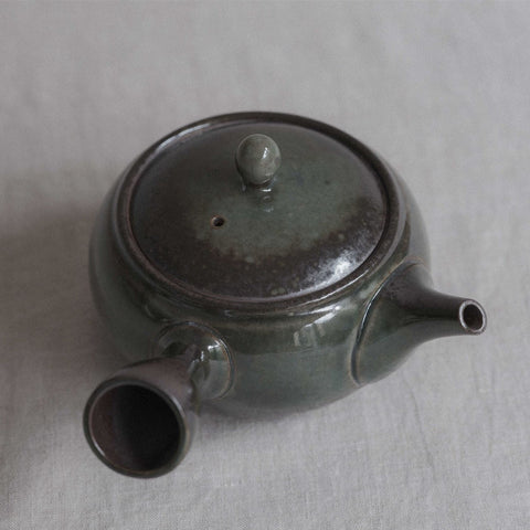 Handmade Japanese teapot. Made in Tokoname, Japan - Isshin 380 mL.