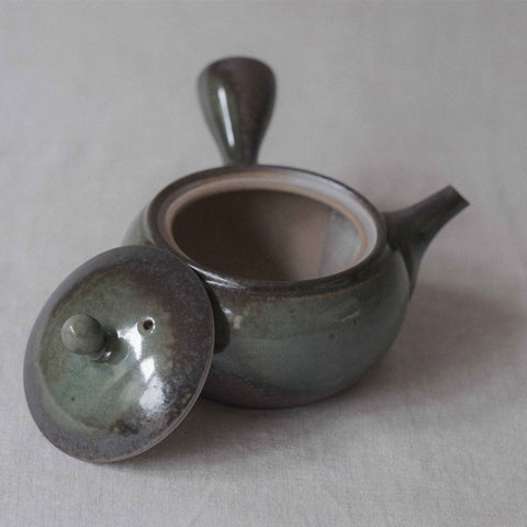 Handmade Japanese teapot. Made in Tokoname, Japan - Isshin 380 mL.